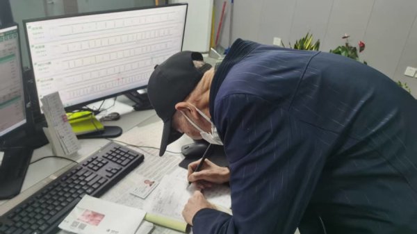 同花顺配资 重阳节老人遗落万元救命钱 公交驾驶员深夜送还